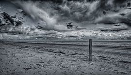 Sommerstrand in schwarz und weiß