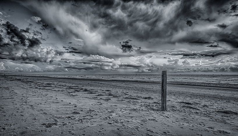 Summer beach in black and white by Alex Hiemstra