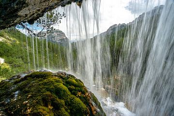 Blick aus dem Wasserfall auf die Dolomiten von Leo Schindzielorz