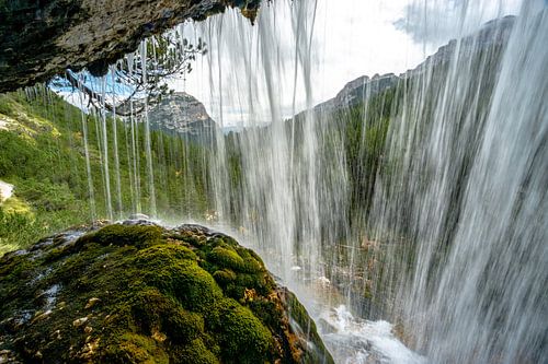 Uitzicht vanaf de waterval naar de Dolomieten
