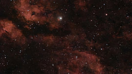 Roter kosmischer Nebel HD 193946