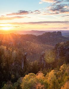 Dieses Foto ist in der Sächsischen Schweiz bzw. dem Elbsandsteingebirge entstanden.  Es zeigt den Sonnenuntergang vom Carolafelsen aus gesehen.