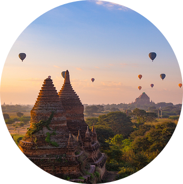 Luchtballonnen boven de tempels van Bagan, Myanmar van Teun Janssen