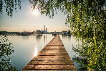 Landschapsfoto aan het meer met houten loopbrug en wilg van Fotos by Jan Wehnert