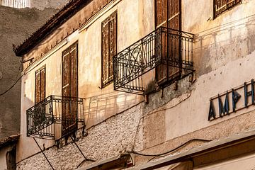 Grieks huis met balkonnetjes zonder vloer bij ondergaande zon van Jan Willem de Groot Photography