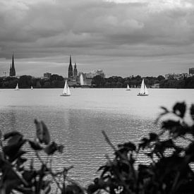 Hamburg Buiten Alster Zeilboten Elbphilharmonie - Water Natuur Zwart Wit van Der HanseArt