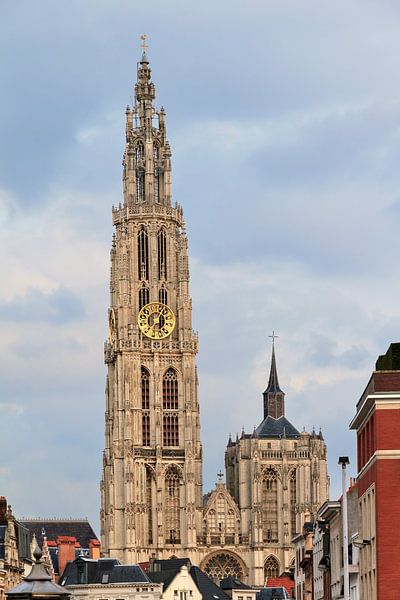 Toren van de Onze-Lieve-Vrouwekathedraal in Antwerpen van Dennis van de Water