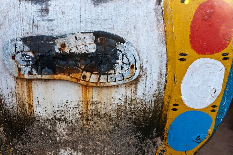 Rear panel of a Senegalese pirogue by Lois Diallo