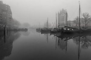 Oude haven in de mist bij zonsopkomst van Ilya Korzelius