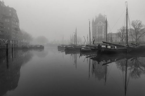 Oude haven in de mist bij zonsopkomst