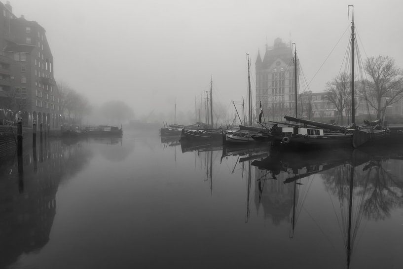 Oude haven in de mist bij zonsopkomst van Ilya Korzelius