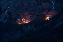 Traditionelle Bergfeuer über Ehrwald – beeindruckende Lichtlinien an den Hängen des Wettersteins, die die Tiroler Bergwelt in magisches Glühen tauchen. Ein außergewöhnliches Motiv alpiner Kultur. von Miriam Schwarzfischer Fotografie