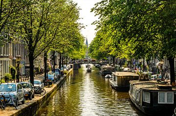 Maisons d'habitation et péniches dans le canal à Amsterdam sur Dieter Walther