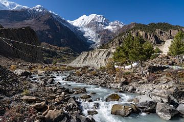 Rivière sauvage à travers l'Himalaya Népal