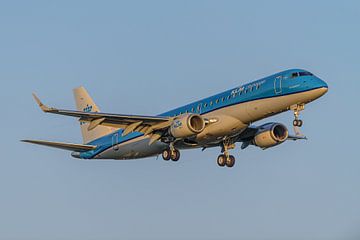 Landende KLM Cityhopper Embraer ERJ-190. van Jaap van den Berg