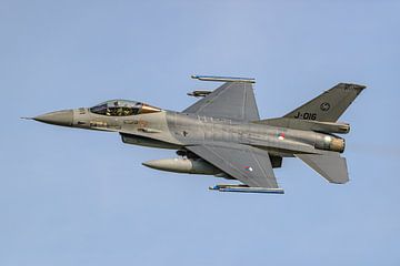 Take-off F-16 Fighting Falcon Royal Air Force. by Jaap van den Berg