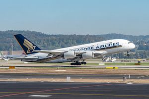 Take-off Airbus A380-800 van Singapore Airlines. van Jaap van den Berg