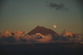Pico mountain @ sunset in Azores by Isai Meekers