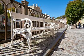 Bank am Ufer des Flusses Tepla in Karlovy Vary von Heiko Kueverling