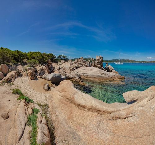 Woeste rotsen in de omgeving van Spiaggia dei Marmi, Monte Petrosu, Sardinia, Italië