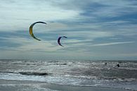 Kitesurfer in der Nordsee, in der Nähe des Maasvlakte-Strandes'. von Capture the Moment 010 Miniaturansicht