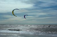 Kitesurfer in der Nordsee, in der Nähe des Maasvlakte-Strandes'.