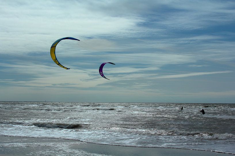 Kitesurfer in der Nordsee, in der Nähe des Maasvlakte-Strandes'. von Capture the Moment 010