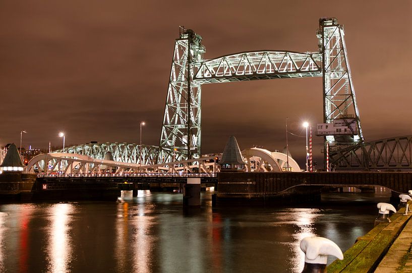 Rotterdam bij nacht by Annelies Cranendonk