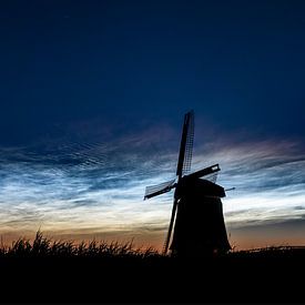 Nuages lumineux de nuit au-dessus du moulin sur Marco Verstraaten