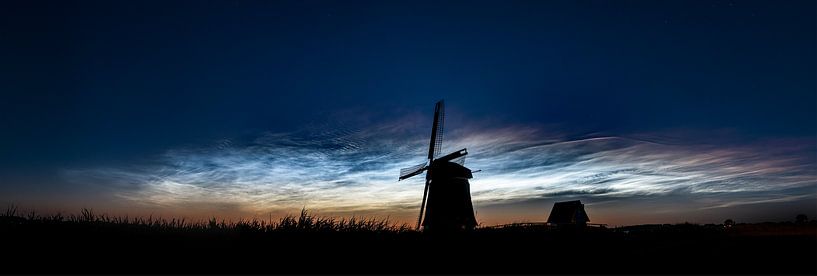 Leuchtende Nachtwolken über der Mühle von Marco Verstraaten