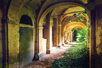 Galerij bij een verlaten kerkje in Italië van Truus Nijland