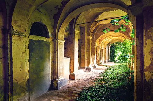 Galerij bij een verlaten kerkje in Italië