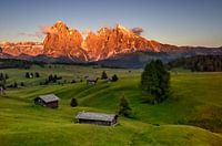 Alpenglow sur l'Alpe di Siusi au Tyrol du Sud