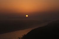 Dunkles Bild der untergehenden Sonne