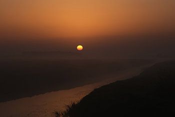 Dunkles Bild der untergehenden Sonne