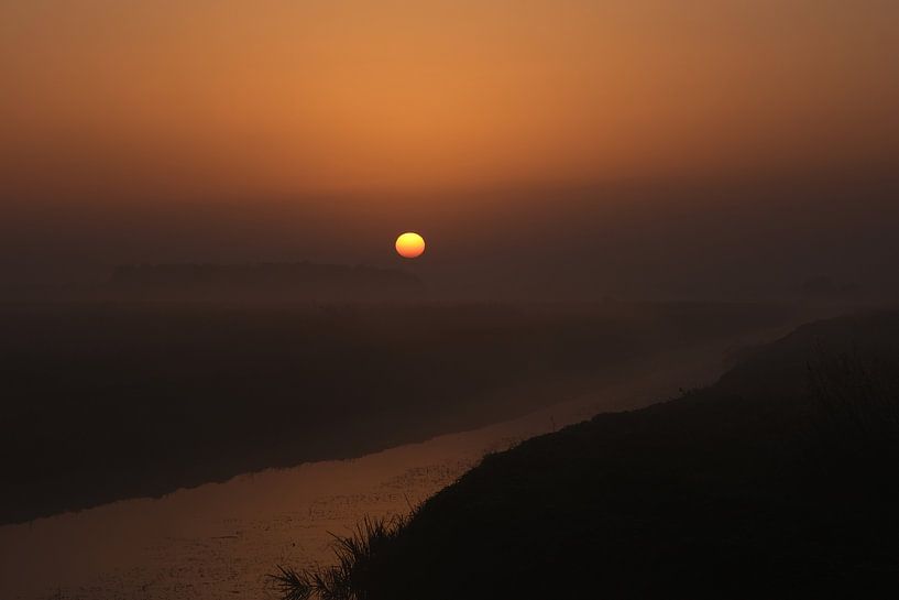 Dark picture of setting sun by Miranda Heemskerk