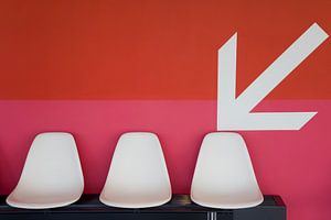 Drei Stühle vor rot von Werner Dieterich