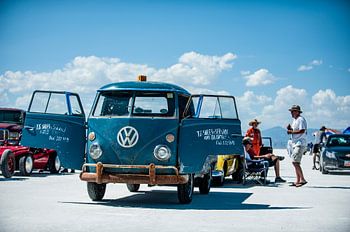 Oldtimer-Volkswagen-Bus auf den Salt Flats