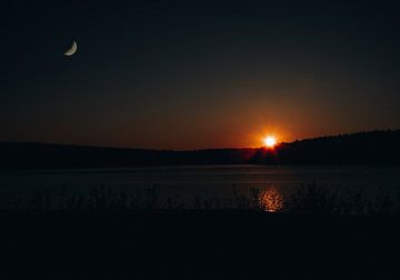 De avond valt over een meer van Denny Gruner