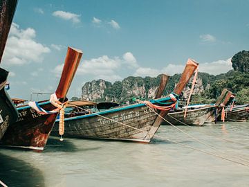 Traditionele Thaise boten in de zee bij Railay Beach van Reis Genie