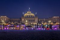 Het Kurhaus in Scheveningen in de avond