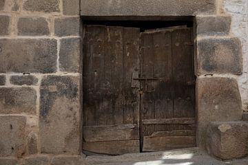 Oude houten deur in dorpje in midden Spanje van Joost Adriaanse