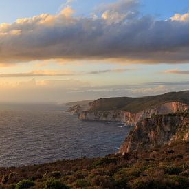 Sonnenuntergang an der Küste der griechischen Insel Zakynthos von Matthijs de Rooij