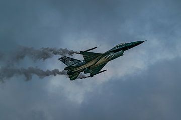 Belgische F-16 Demo Team: de Dark Falcon. van Jaap van den Berg