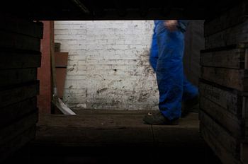 Les jambes de l'homme qui travaille