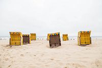 Gele strandstoelen op het strand van Egmond aan Zee
