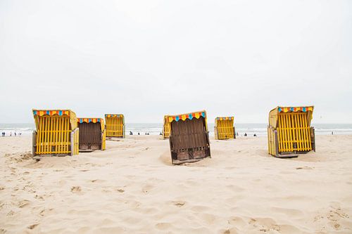 Gele strandstoelen op het strand van Egmond aan Zee van Angeline Dobber