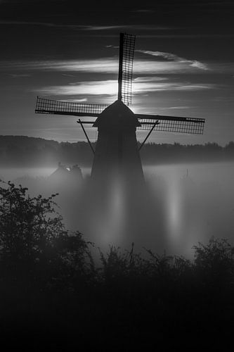 Een mistige ochtend bij De Marsch(molen) in Lienden, Betuwe in zwartwit