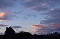 Zonsondergang bij kerk aan het Tekapo meer in Nieuw Zeeland van Aagje de Jong thumbnail
