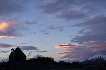 Zonsondergang bij kerk aan het Tekapo meer in Nieuw Zeeland